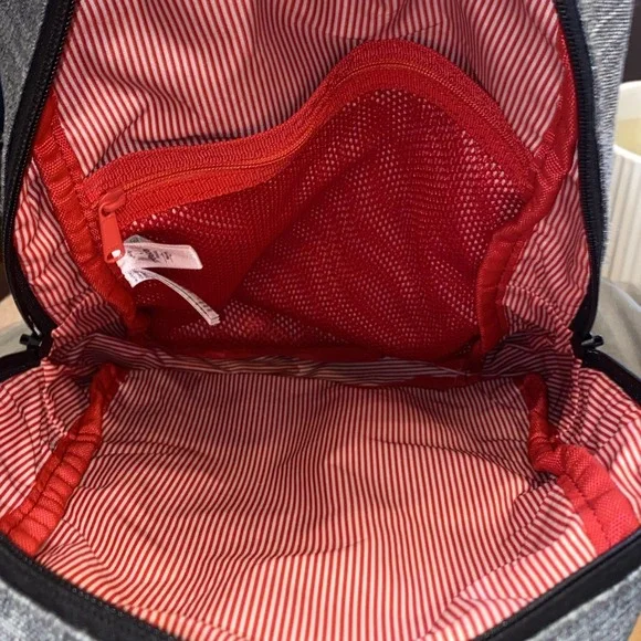 Herschel Supply Co. Gray Crossbody Sling Bag with Logo Patch Travel Chest Bag - Picture 4 of 10